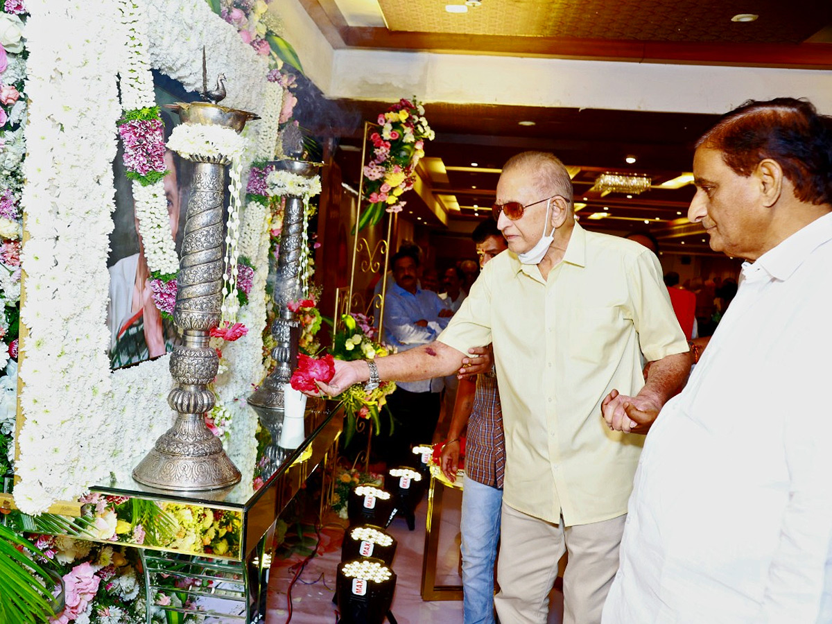 Celebrities pay respect to Indiramma Garu on 11th day ceremony Photo Gallery - Sakshi3