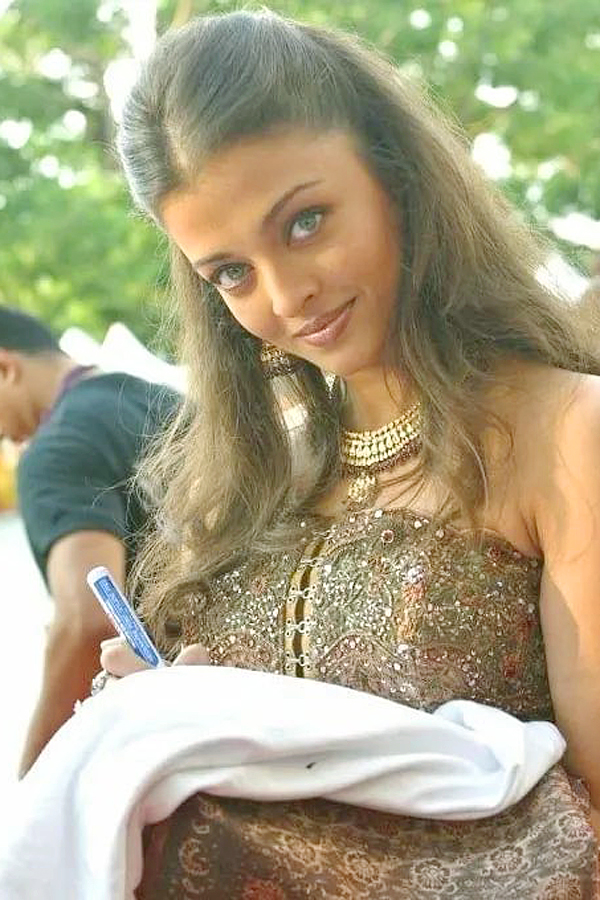 Aishwarya Rai Bachchan Birthday Special Photos - Sakshi16