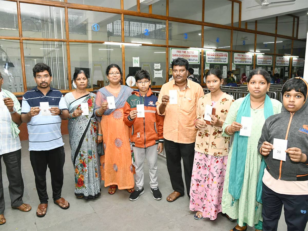 Sarva Darshan Tokens issued at Tirupati Bhudevi complex for Srivari Darshan - Sakshi1