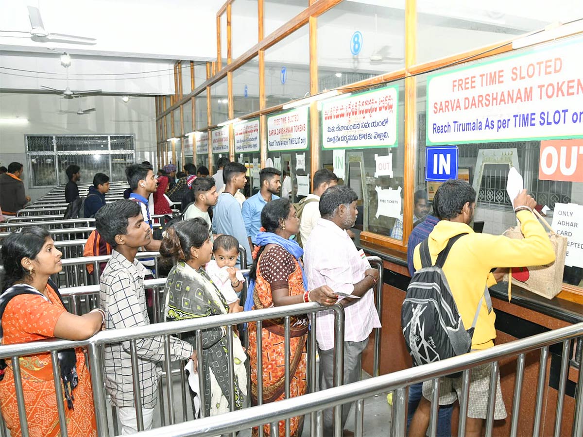 Sarva Darshan Tokens issued at Tirupati Bhudevi complex for Srivari Darshan - Sakshi10