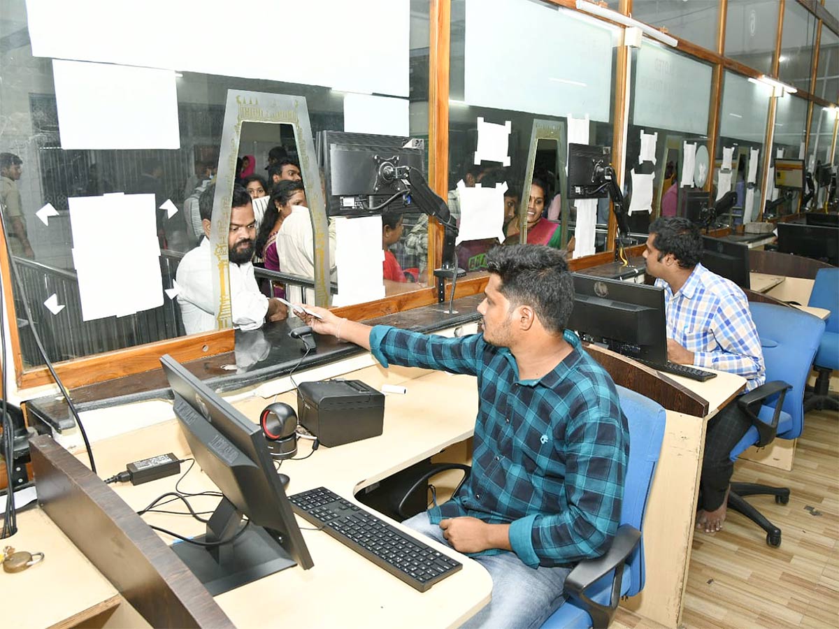 Sarva Darshan Tokens issued at Tirupati Bhudevi complex for Srivari Darshan - Sakshi3