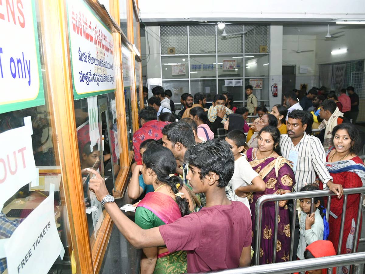 Sarva Darshan Tokens issued at Tirupati Bhudevi complex for Srivari Darshan - Sakshi5