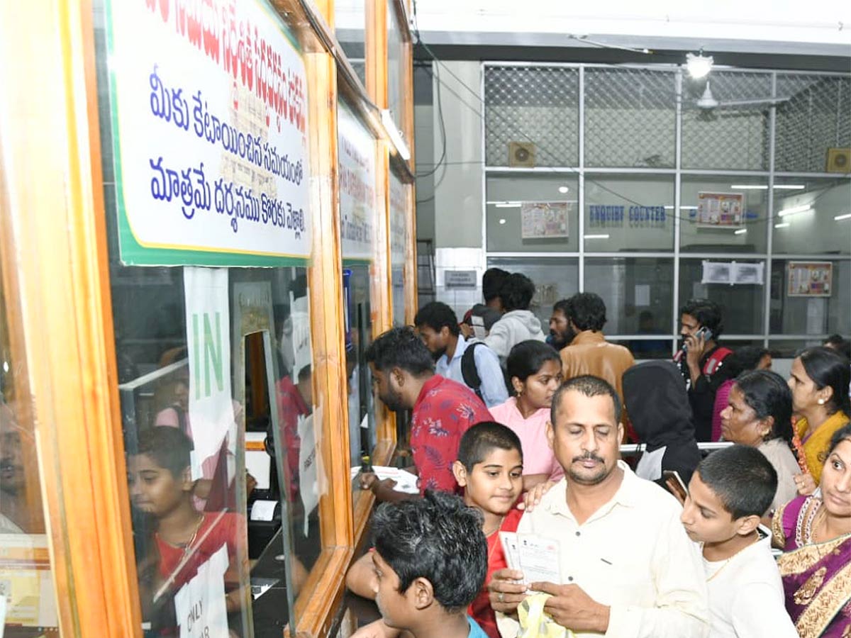 Sarva Darshan Tokens issued at Tirupati Bhudevi complex for Srivari Darshan - Sakshi7