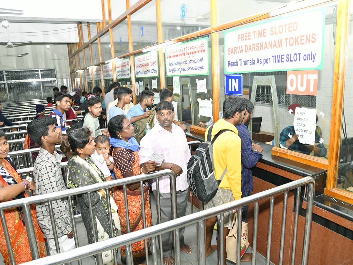 Sarva Darshan Tokens issued at Tirupati Bhudevi complex for Srivari Darshan - Sakshi9