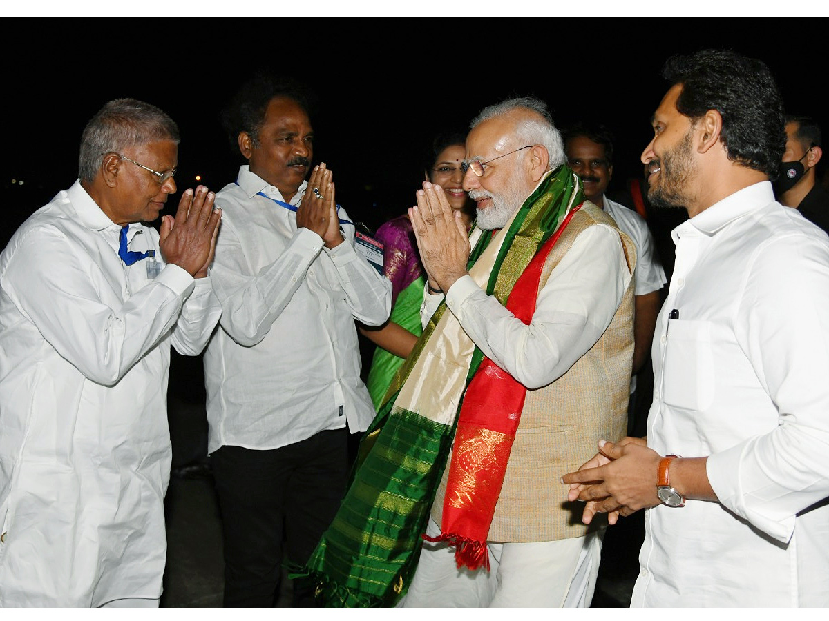 AP CM YS Jagan Welcomes PM Modi Photo Gallery - Sakshi12