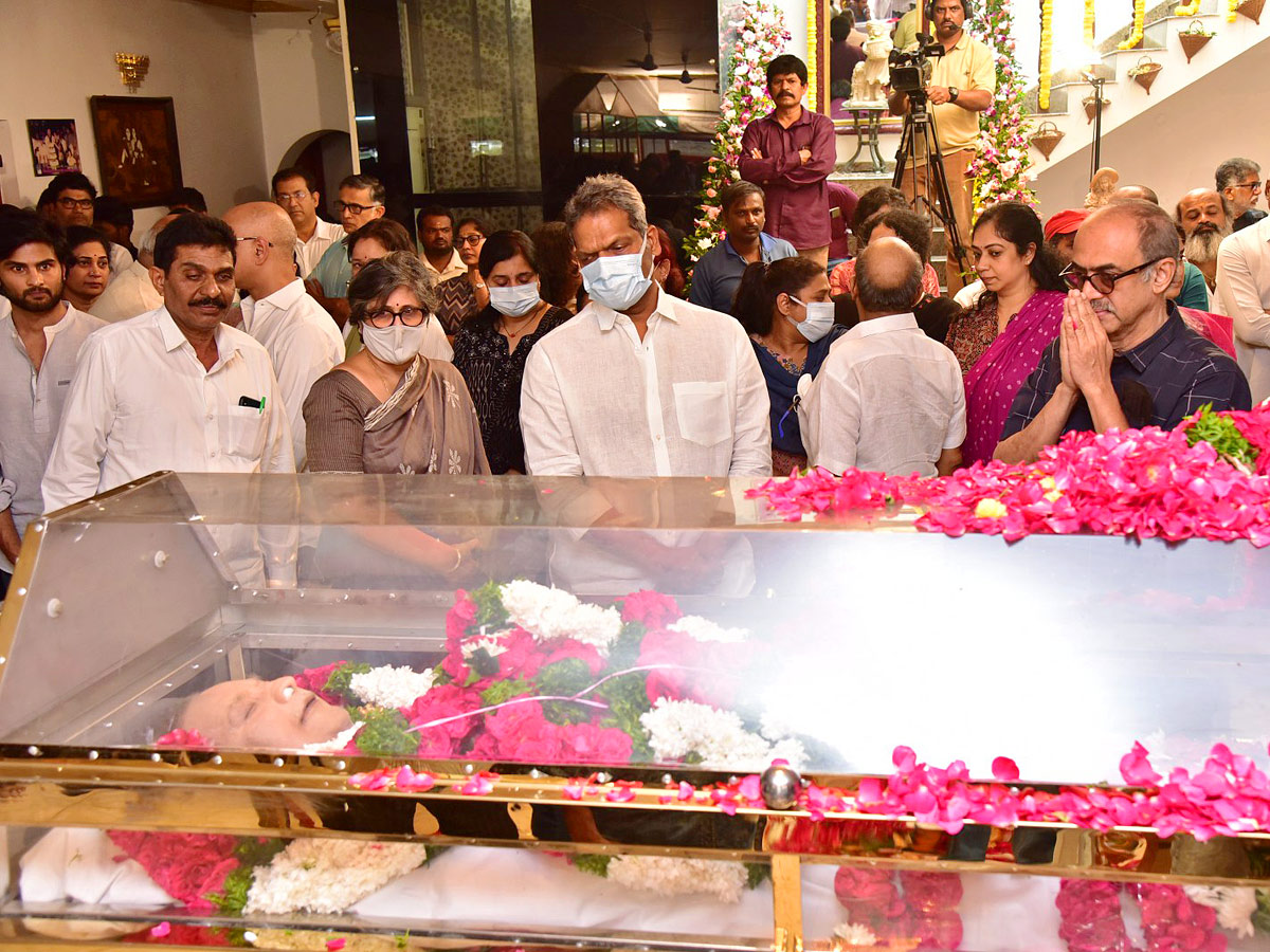 Superstar Krishna Death: Cine Celebrities, Politicians Pay Tributes, Photo Gallery Viral - Sakshi28