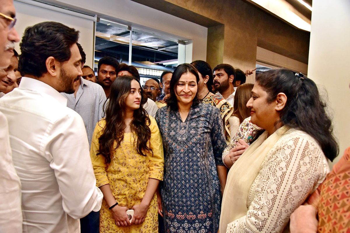 AP CM YS Jagan Pays Last Respects To Superstar Krishna - Sakshi6