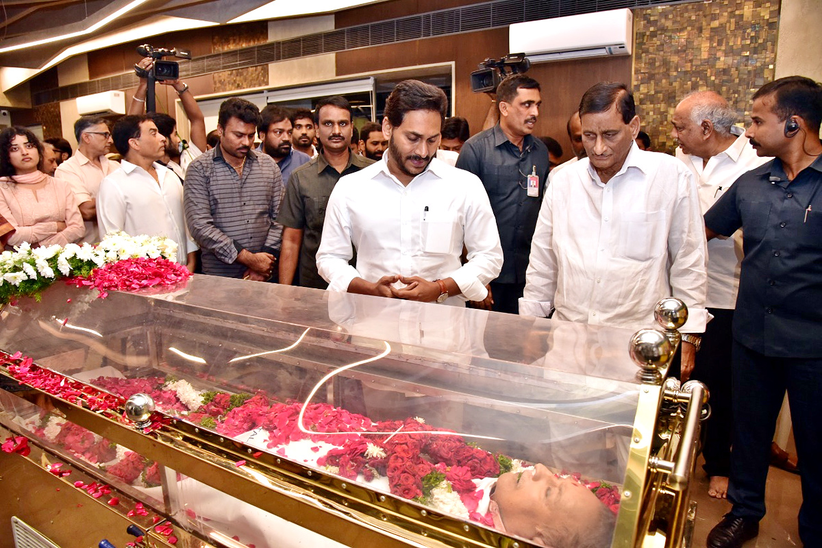 AP CM YS Jagan Pays Last Respects To Superstar Krishna - Sakshi2