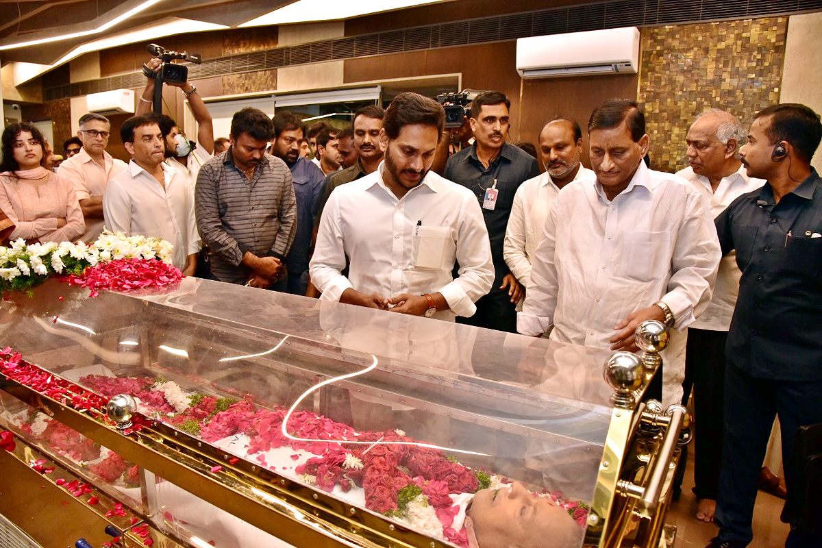 AP CM YS Jagan Pays Last Respects To Superstar Krishna - Sakshi3