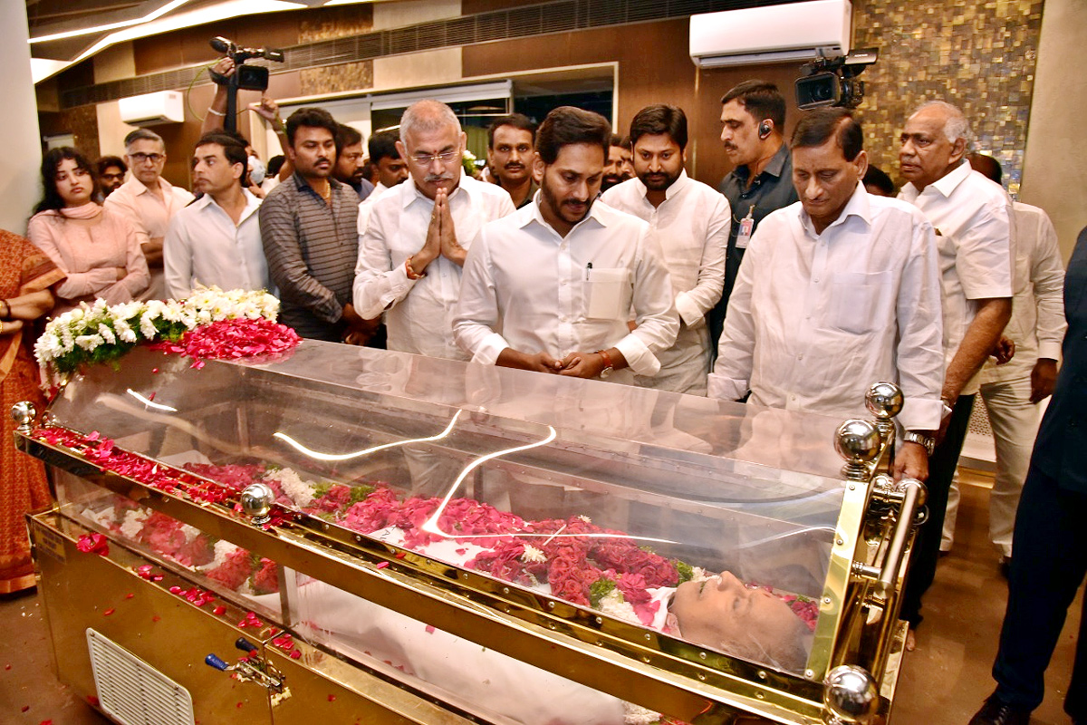 AP CM YS Jagan Pays Last Respects To Superstar Krishna - Sakshi4