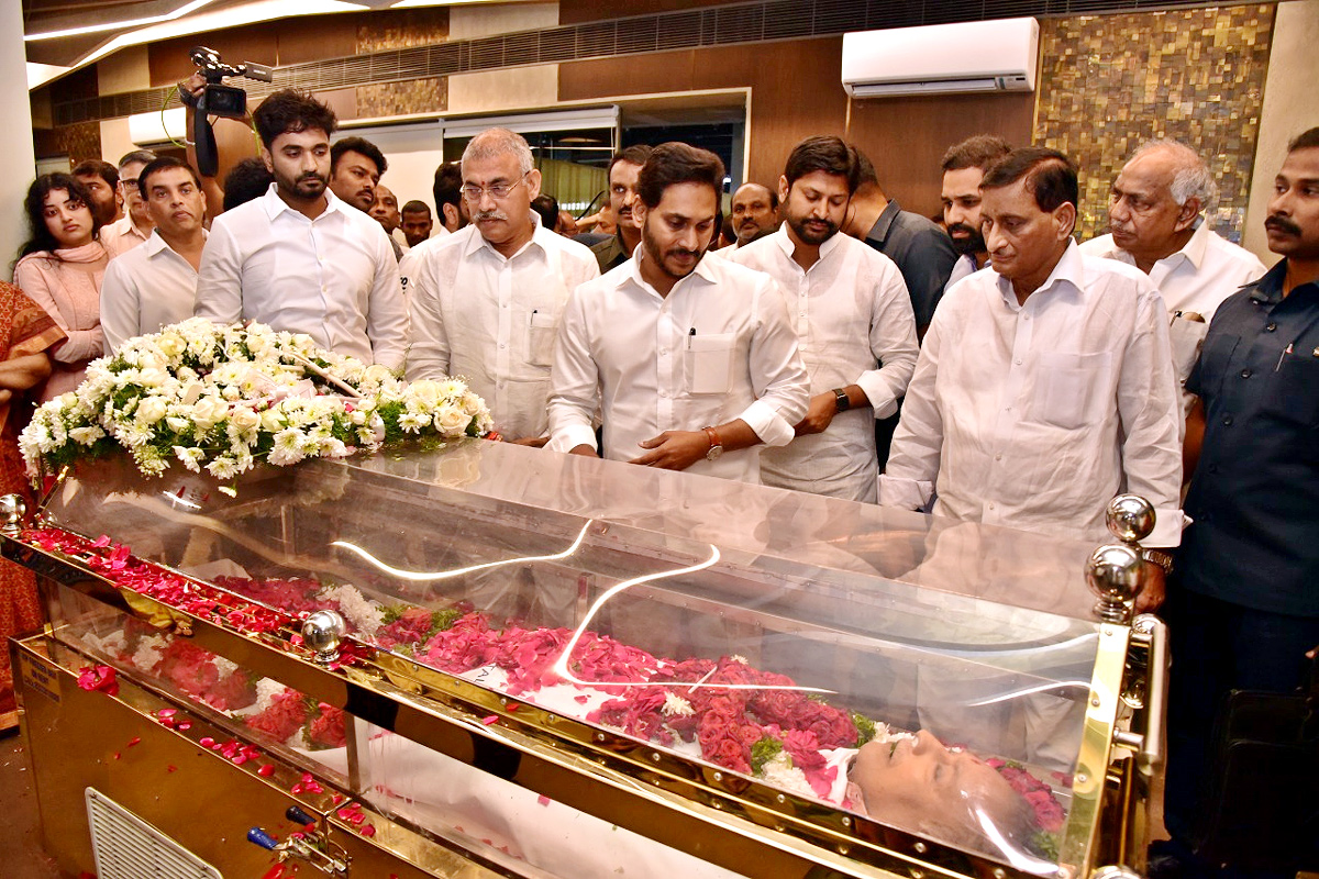 AP CM YS Jagan Pays Last Respects To Superstar Krishna - Sakshi1