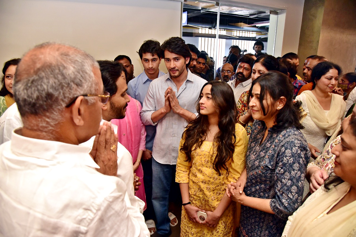 AP CM YS Jagan Pays Last Respects To Superstar Krishna - Sakshi14