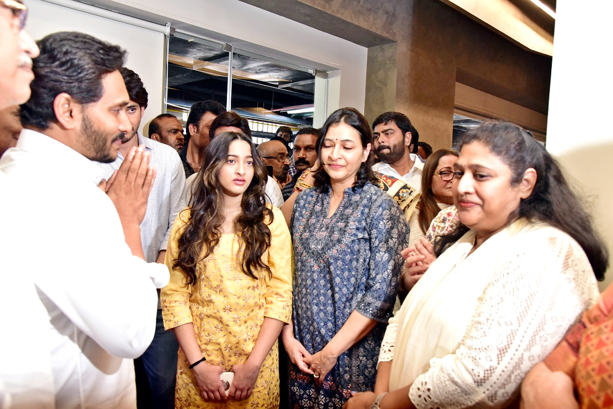 AP CM YS Jagan Pays Last Respects To Superstar Krishna - Sakshi16