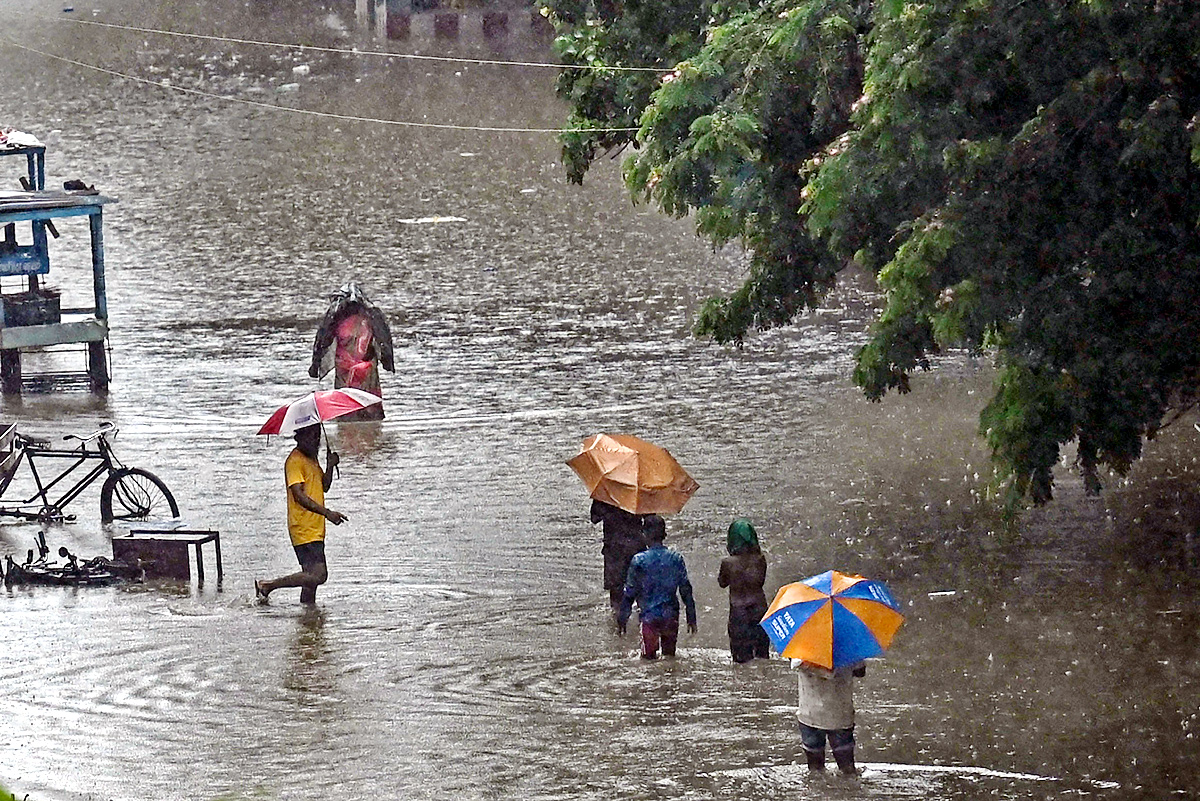 Heavy Rain Lashes in Tamil Nadu  - Sakshi7