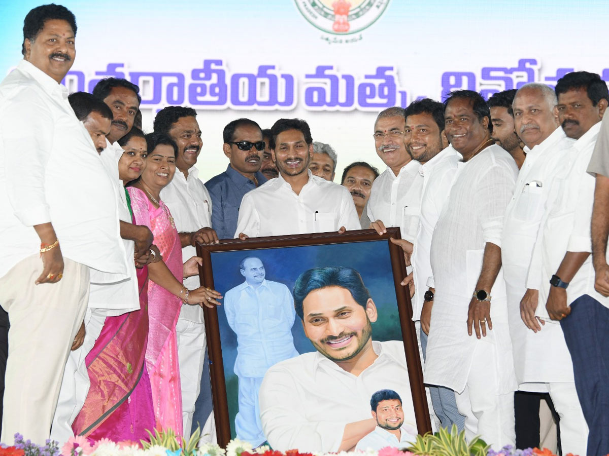 CM YS Jagan visit Narasapuram Tour West Godavari District Photo Gallery - Sakshi7