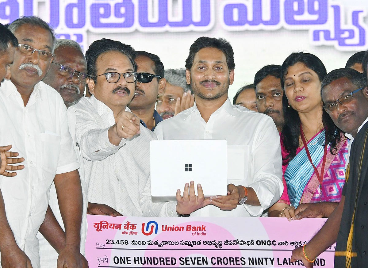 CM YS Jagan visit Narasapuram Tour West Godavari District Photo Gallery - Sakshi31