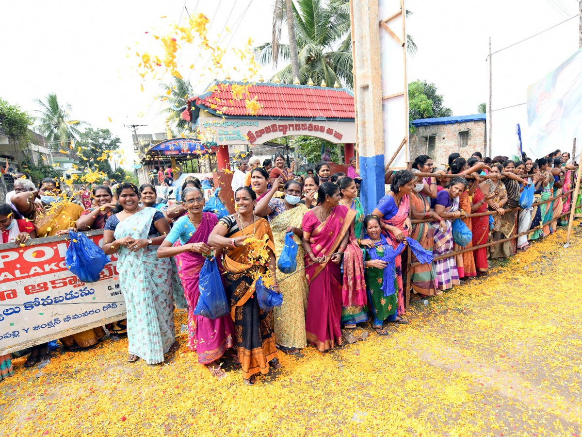 CM YS Jagan visit Narasapuram Tour West Godavari District Photo Gallery - Sakshi5