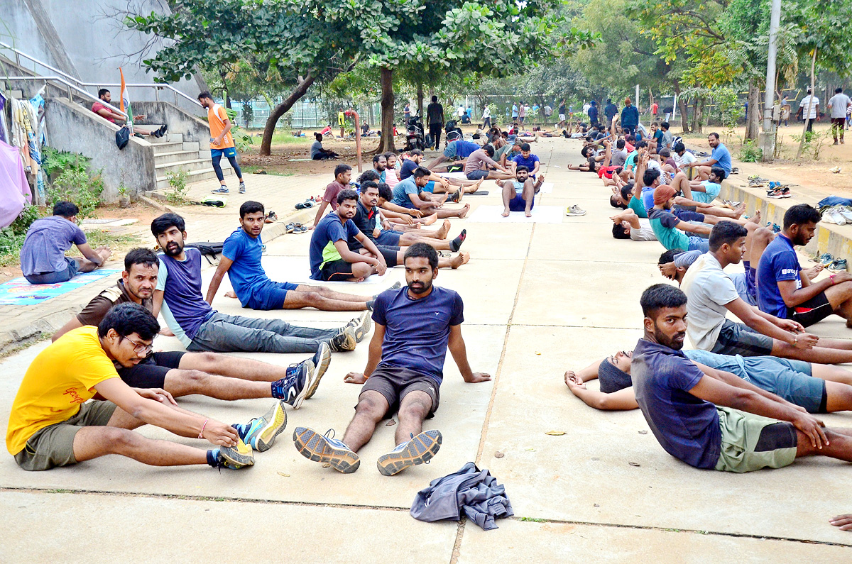 Police Candidates Events Practice at Saroornagar Stadium - Sakshi4