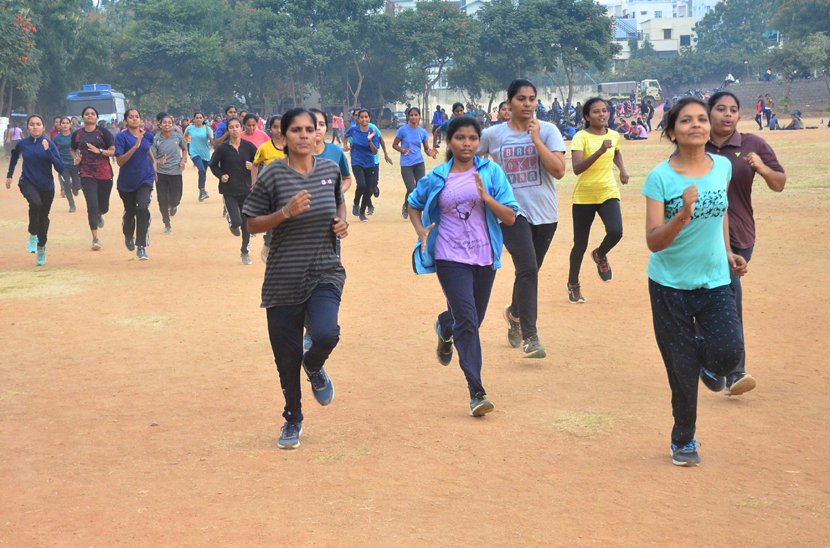 Police Candidates Events Practice at Saroornagar Stadium - Sakshi5