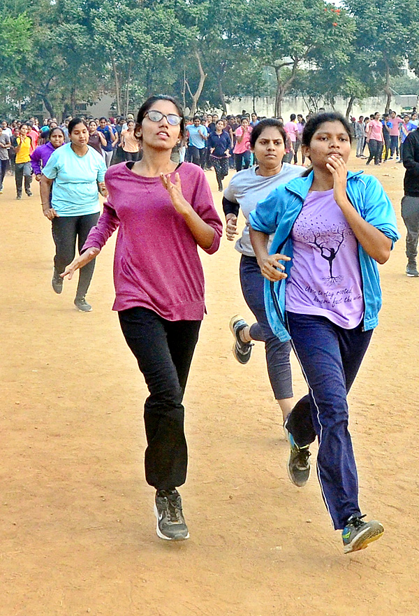 Police Candidates Events Practice at Saroornagar Stadium - Sakshi8