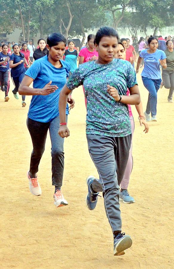 Police Candidates Events Practice at Saroornagar Stadium - Sakshi9