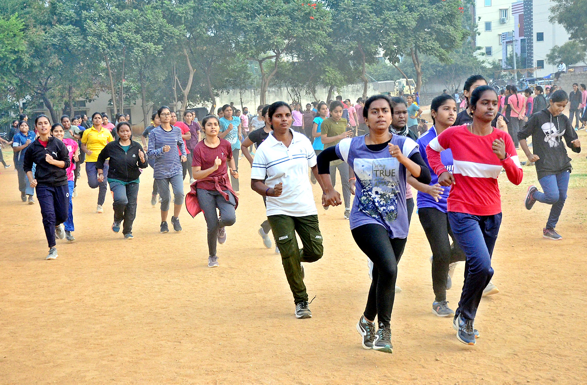 Police Candidates Events Practice at Saroornagar Stadium - Sakshi2