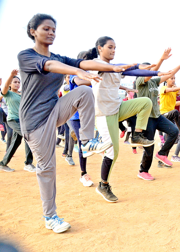 Police Candidates Events Practice at Saroornagar Stadium - Sakshi10