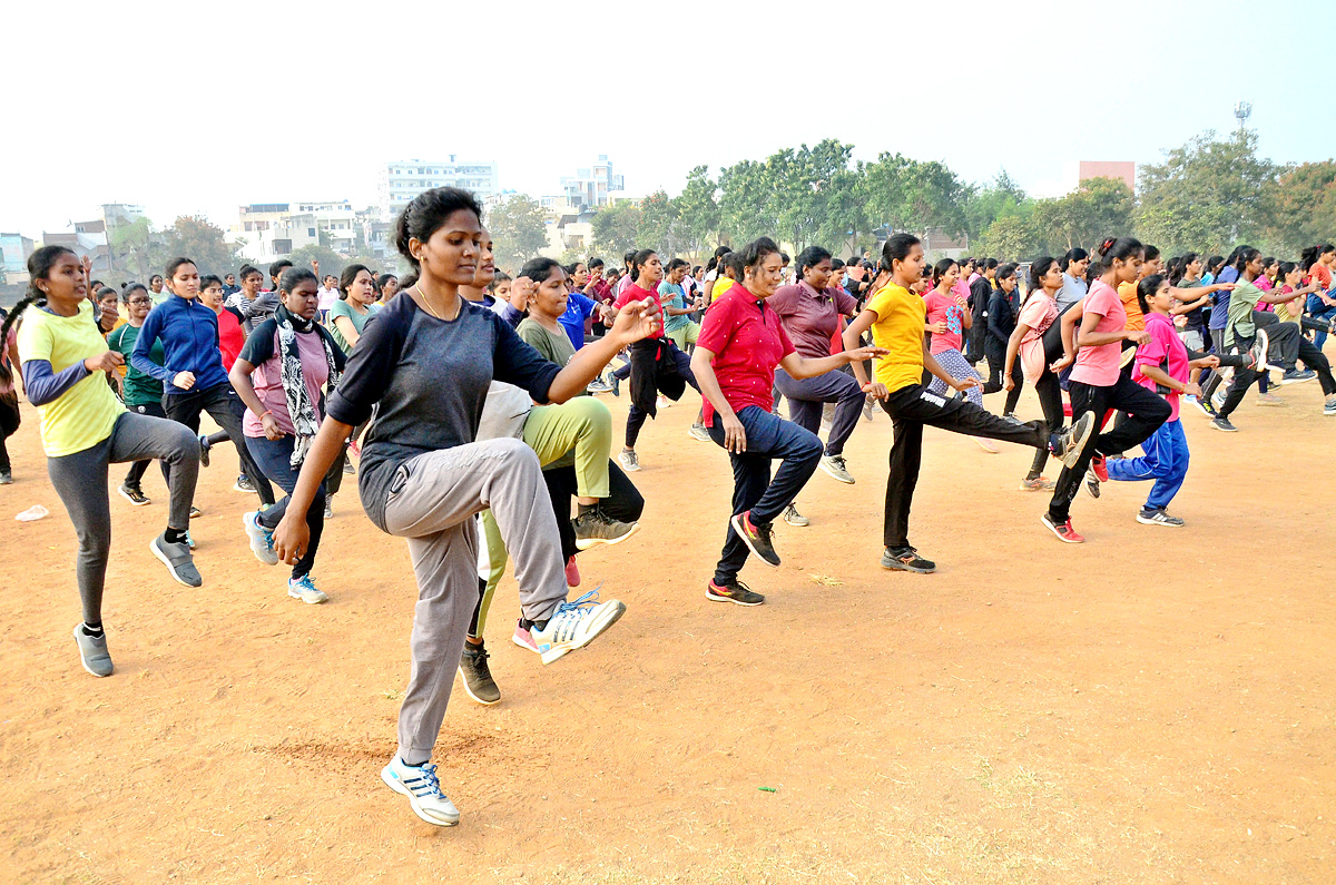 Police Candidates Events Practice at Saroornagar Stadium - Sakshi6