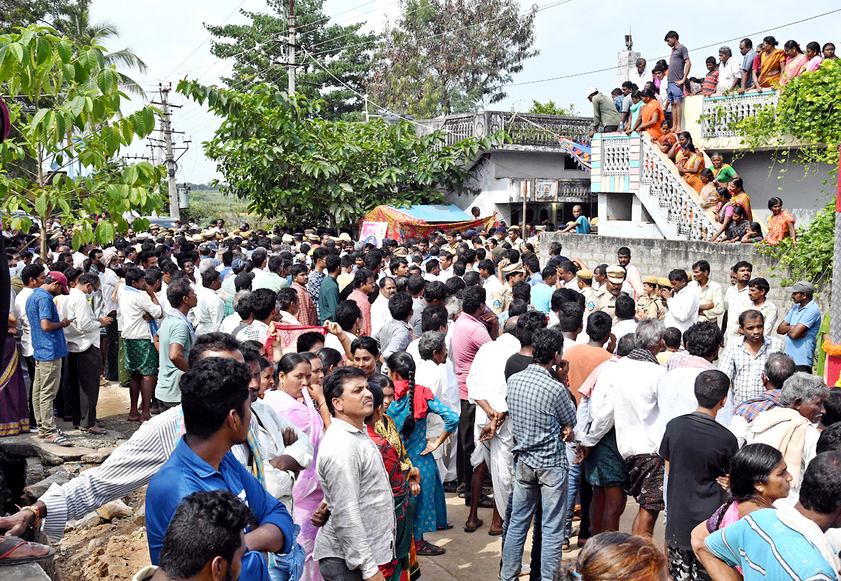 Officials Rushed To Funerals Of Forest Range Officer Srinivasa Rao - Sakshi35