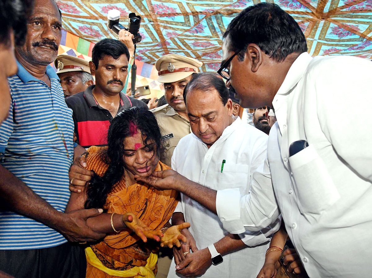 Officials Rushed To Funerals Of Forest Range Officer Srinivasa Rao - Sakshi3