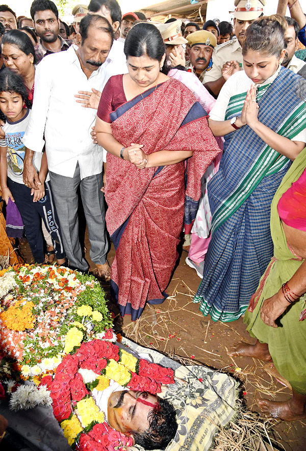 Officials Rushed To Funerals Of Forest Range Officer Srinivasa Rao - Sakshi29