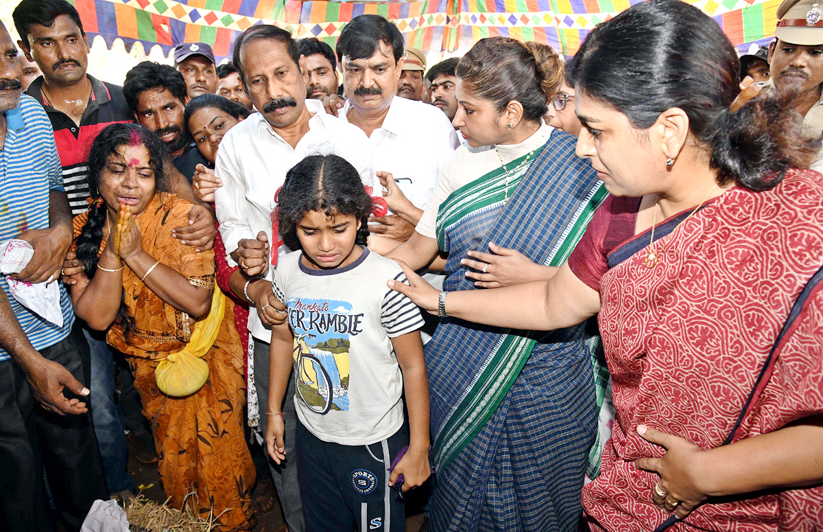 Officials Rushed To Funerals Of Forest Range Officer Srinivasa Rao - Sakshi4