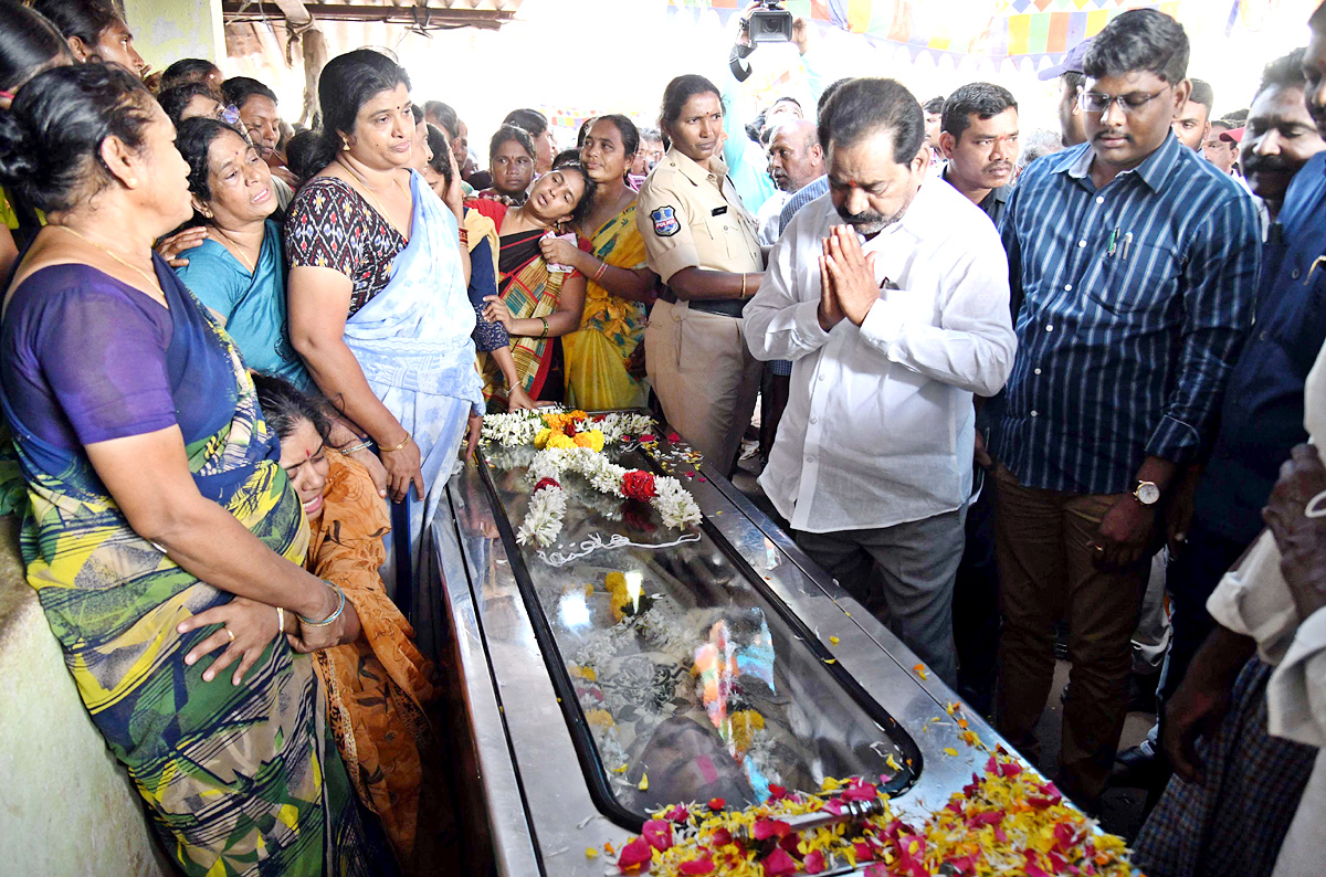 Officials Rushed To Funerals Of Forest Range Officer Srinivasa Rao - Sakshi5