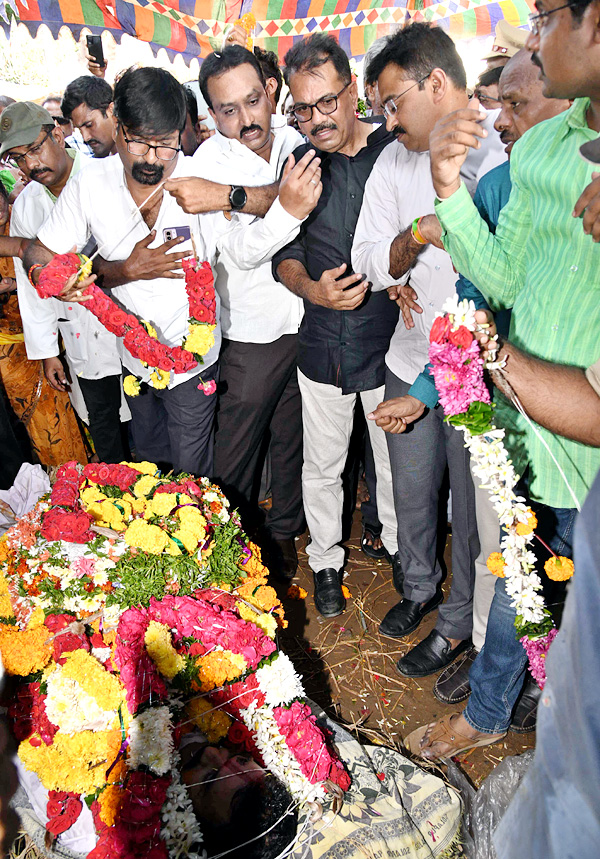 Officials Rushed To Funerals Of Forest Range Officer Srinivasa Rao - Sakshi30