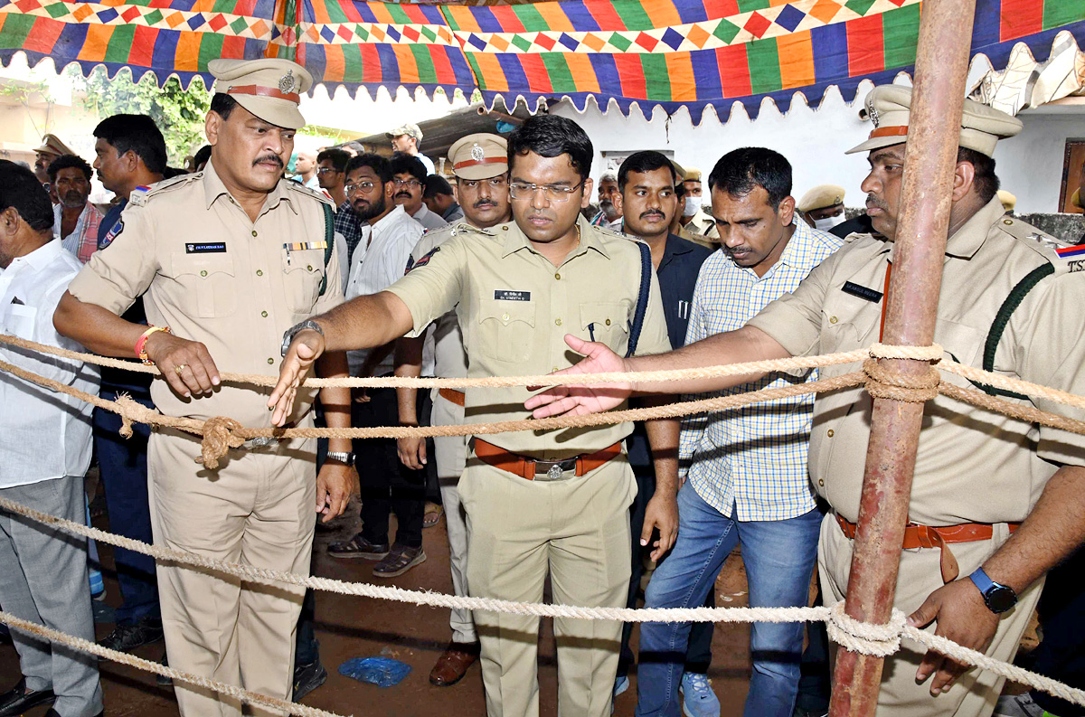 Officials Rushed To Funerals Of Forest Range Officer Srinivasa Rao - Sakshi7