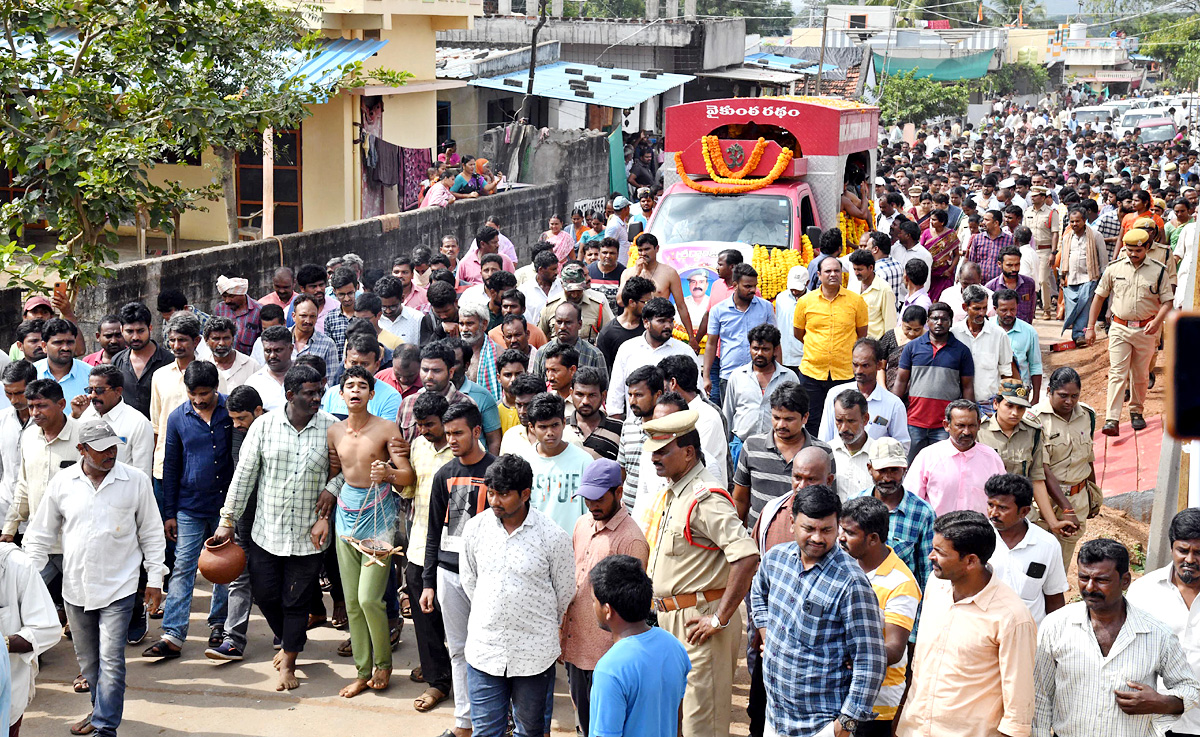 Officials Rushed To Funerals Of Forest Range Officer Srinivasa Rao - Sakshi10