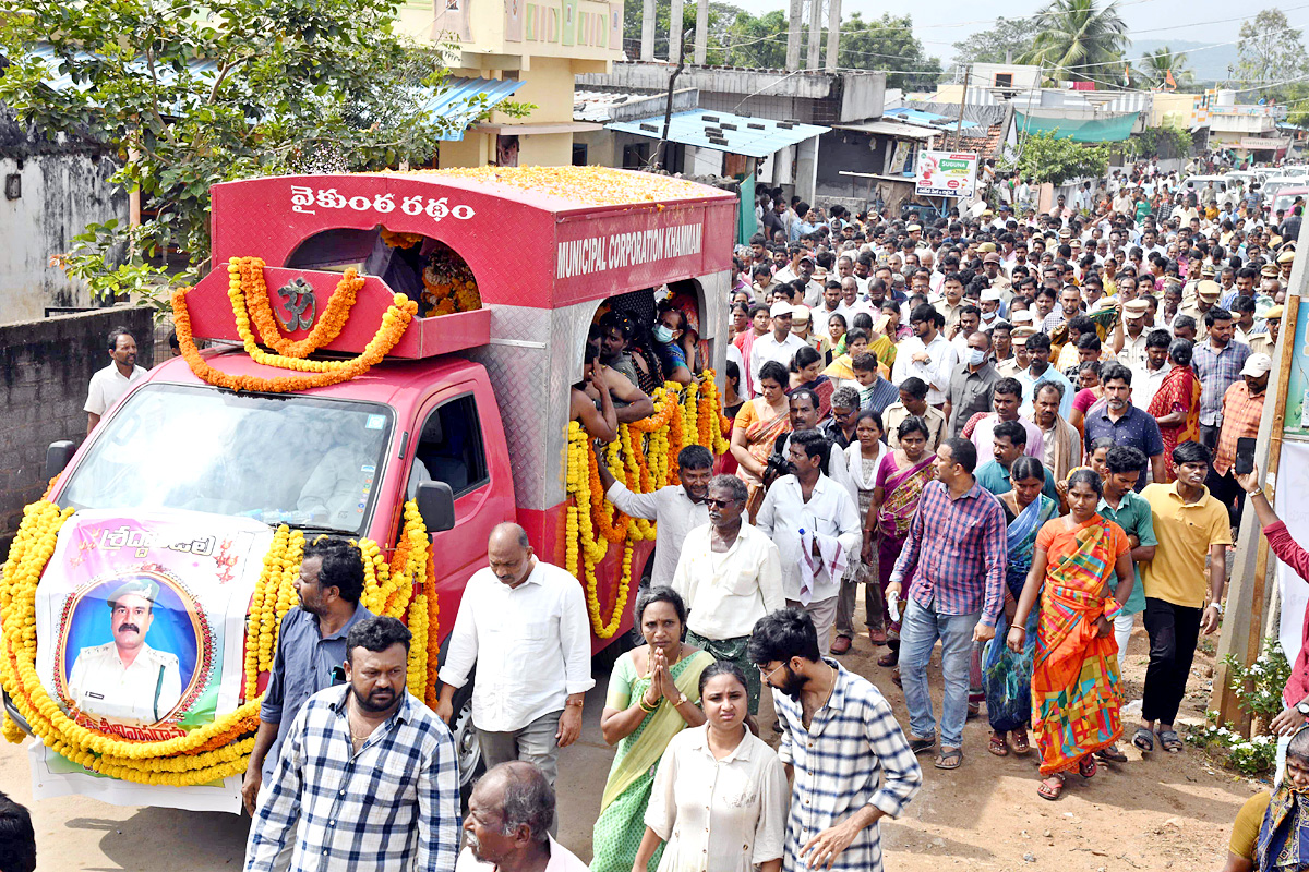 Officials Rushed To Funerals Of Forest Range Officer Srinivasa Rao - Sakshi11