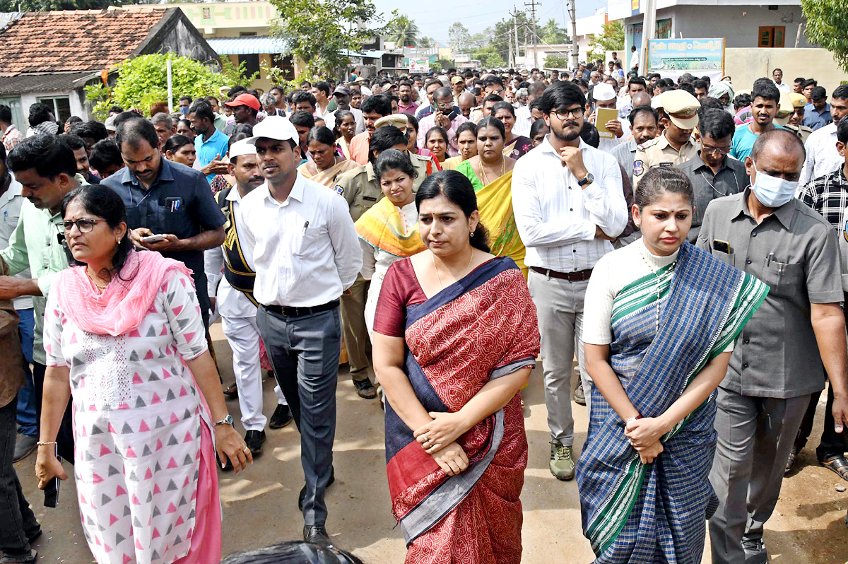 Officials Rushed To Funerals Of Forest Range Officer Srinivasa Rao - Sakshi12