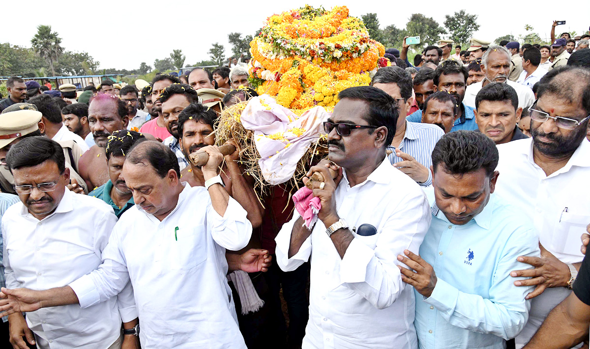 Officials Rushed To Funerals Of Forest Range Officer Srinivasa Rao - Sakshi13