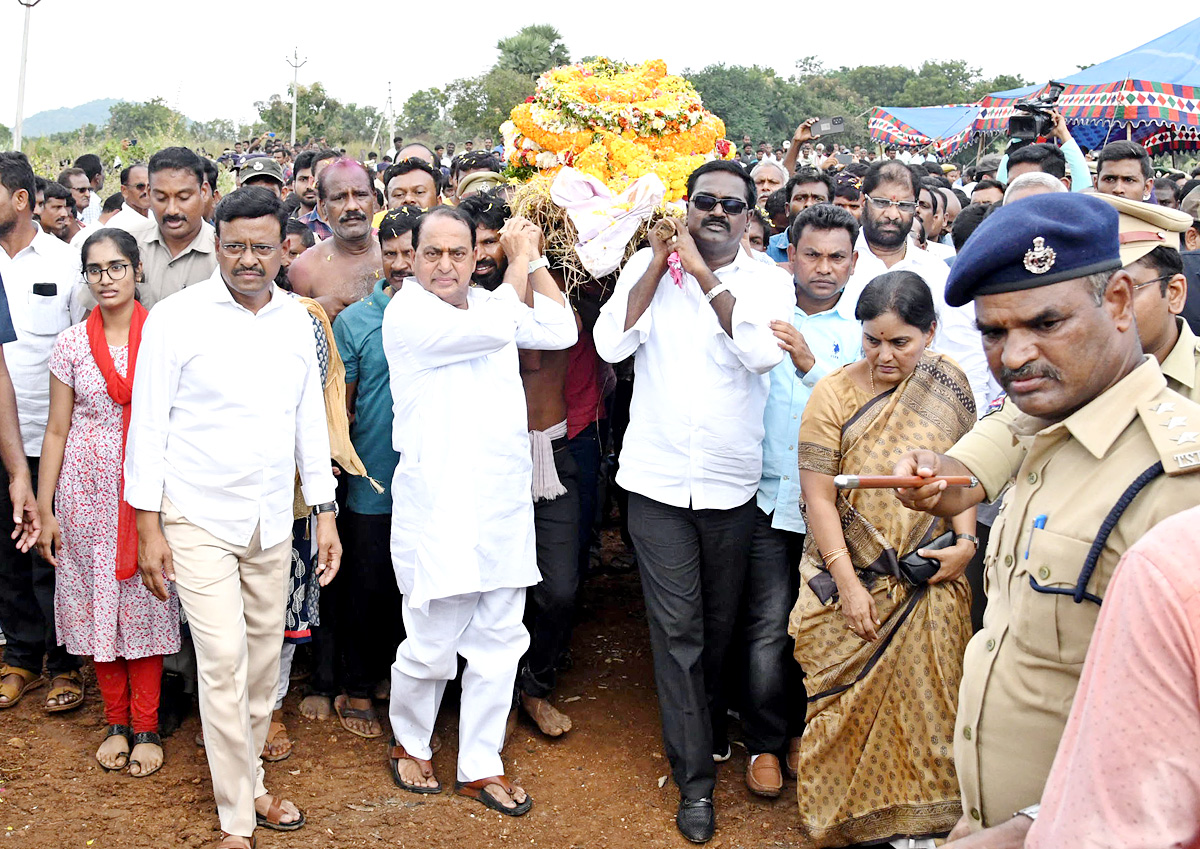 Officials Rushed To Funerals Of Forest Range Officer Srinivasa Rao - Sakshi14