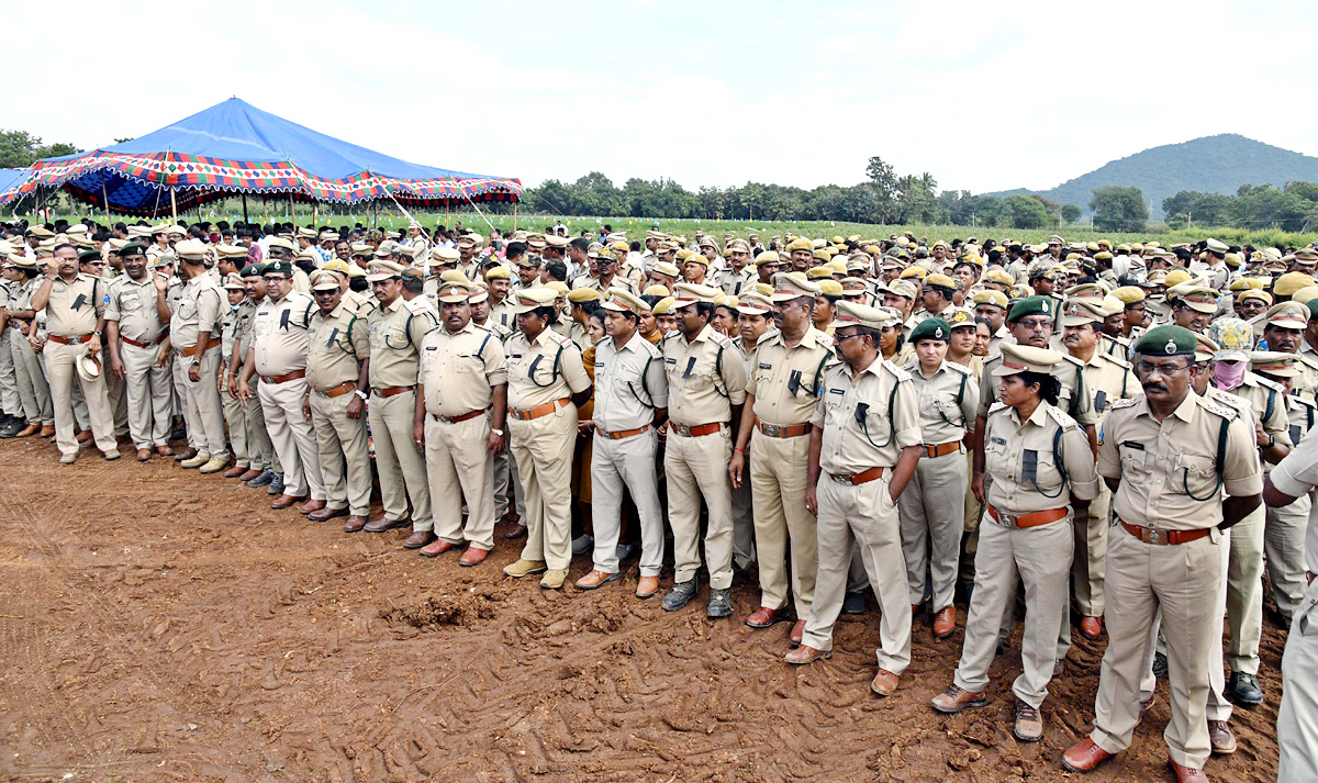 Officials Rushed To Funerals Of Forest Range Officer Srinivasa Rao - Sakshi15