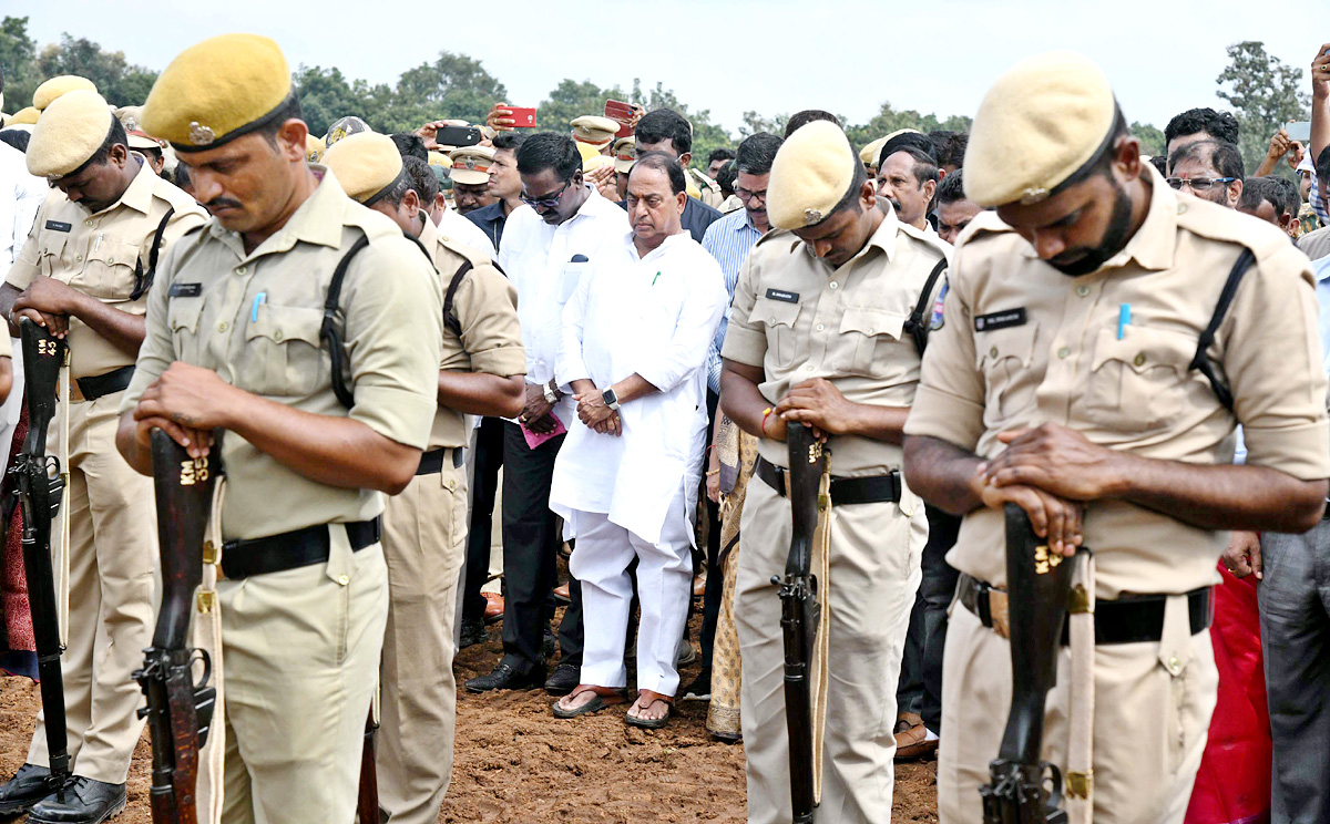 Officials Rushed To Funerals Of Forest Range Officer Srinivasa Rao - Sakshi16