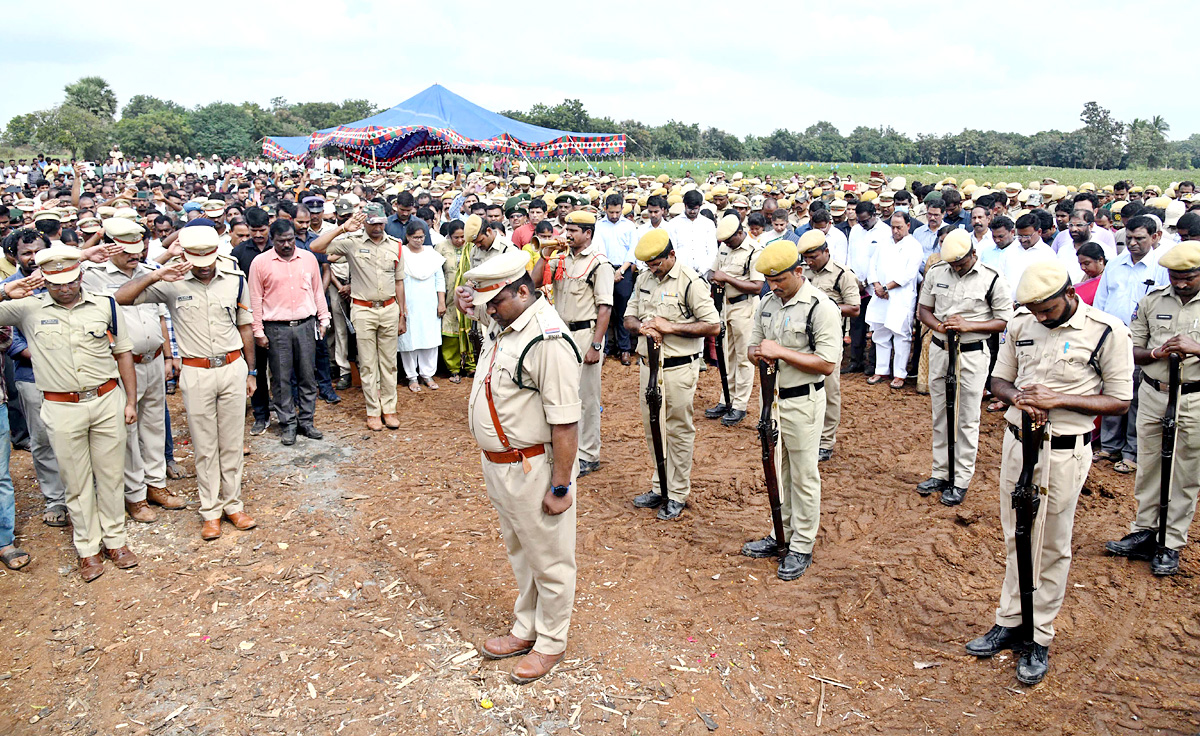 Officials Rushed To Funerals Of Forest Range Officer Srinivasa Rao - Sakshi17