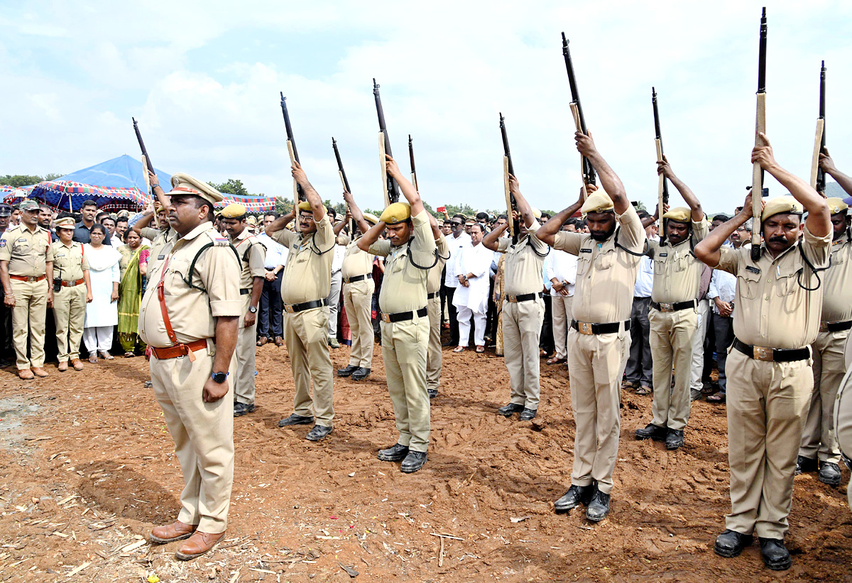 Officials Rushed To Funerals Of Forest Range Officer Srinivasa Rao - Sakshi18