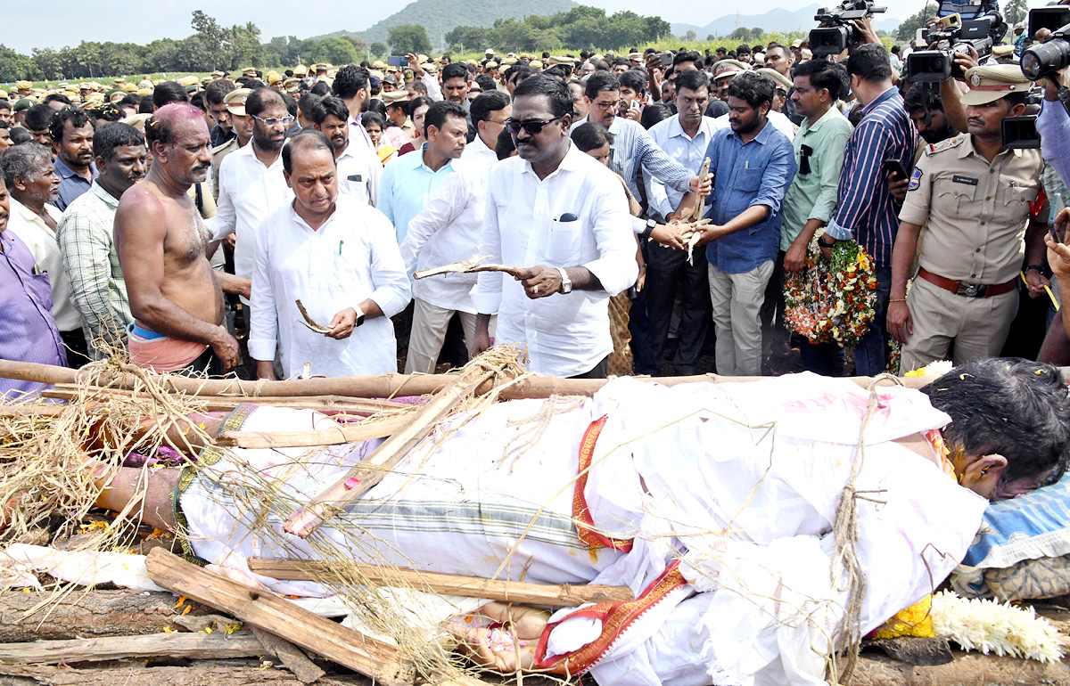 Officials Rushed To Funerals Of Forest Range Officer Srinivasa Rao - Sakshi19