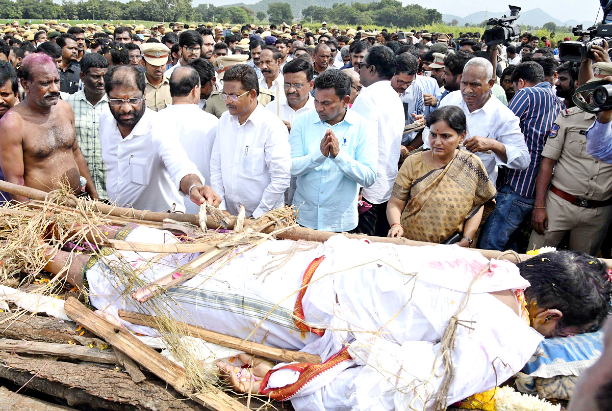 Officials Rushed To Funerals Of Forest Range Officer Srinivasa Rao - Sakshi20