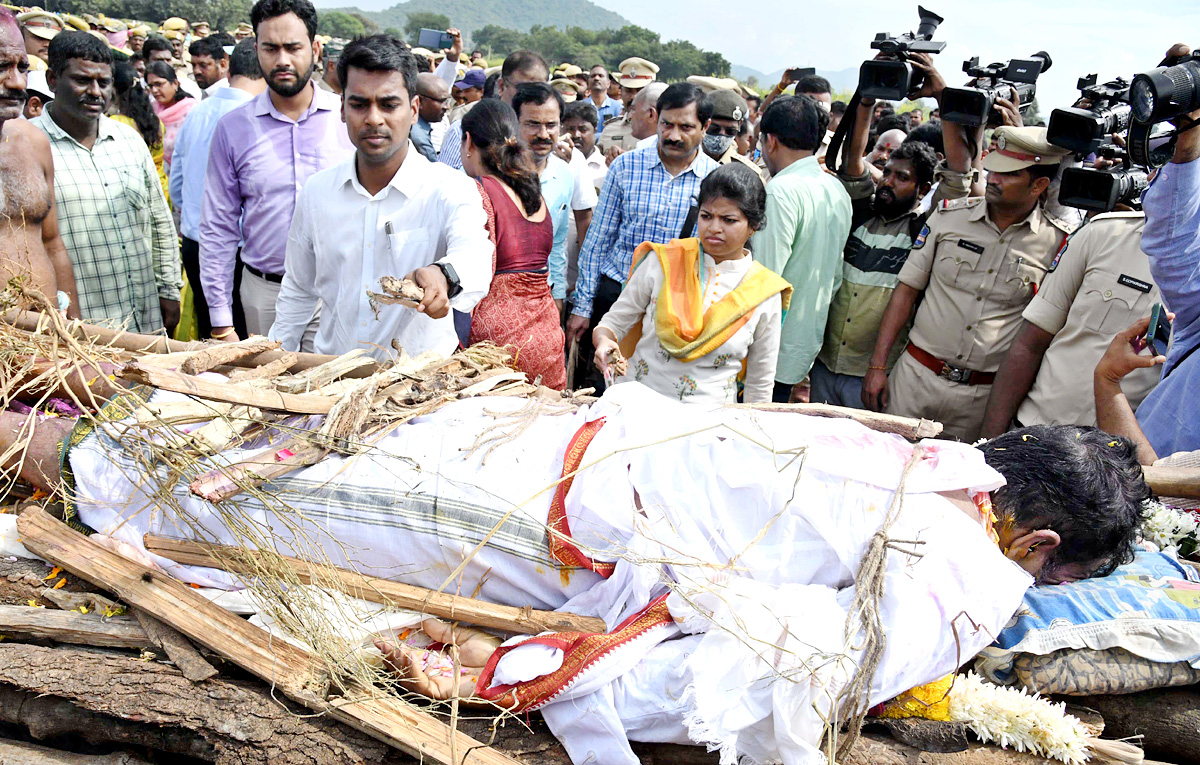 Officials Rushed To Funerals Of Forest Range Officer Srinivasa Rao - Sakshi21