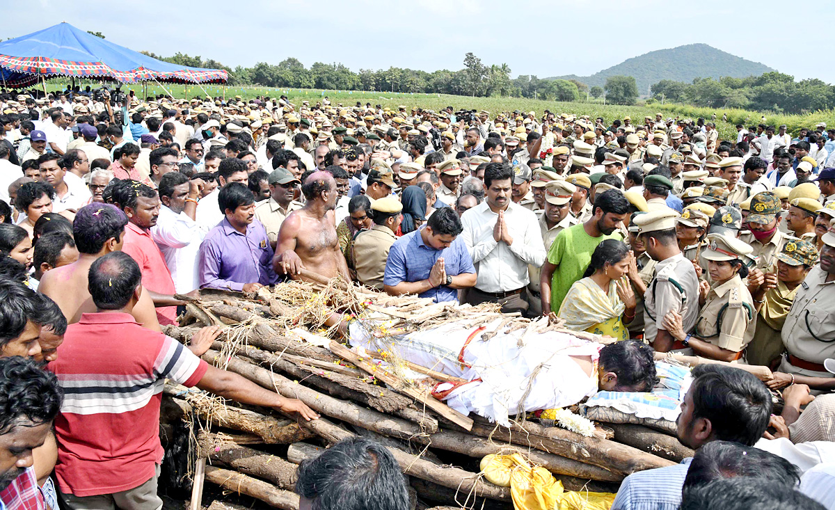 Officials Rushed To Funerals Of Forest Range Officer Srinivasa Rao - Sakshi22