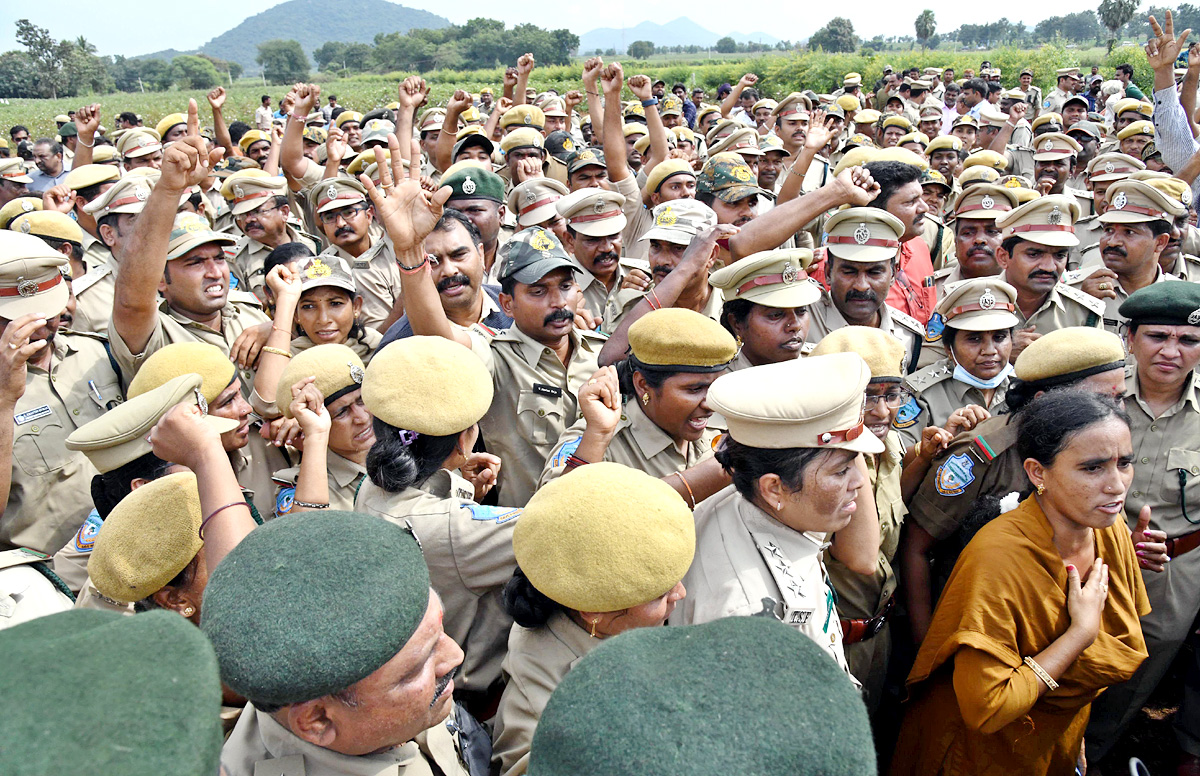 Officials Rushed To Funerals Of Forest Range Officer Srinivasa Rao - Sakshi23