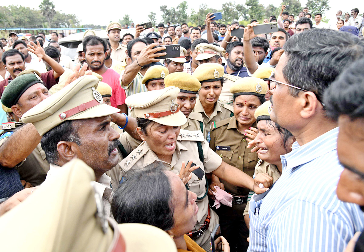 Officials Rushed To Funerals Of Forest Range Officer Srinivasa Rao - Sakshi25